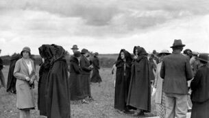 <p class="contextmenu internal_Caption">Old Irish traditional cloaks being worn in Kinsale in 1937</p>