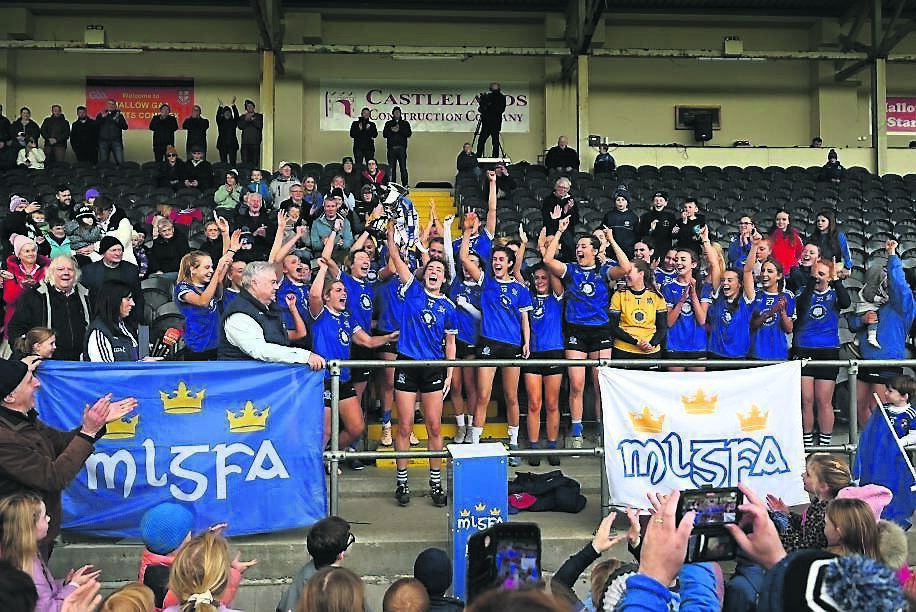 Colleen Ni Fhaoláin, captaen Naomh Abán, agus a comhleacaithe foirne ag ceiliúradh tar éis Craobh na Mumhan a bhuachaint i Magh Ealla Dé Domhnaigh. Griangraf: Dan Linehan
Colleen Ni Fhaoláin, captaen Naomh Abán, agus a comhleacaithe foirne ag ceiliúradh tar éis Craobh na Mumhan a bhuachaint i Magh Ealla Dé Domhnaigh. Griangraf: Dan Linehan