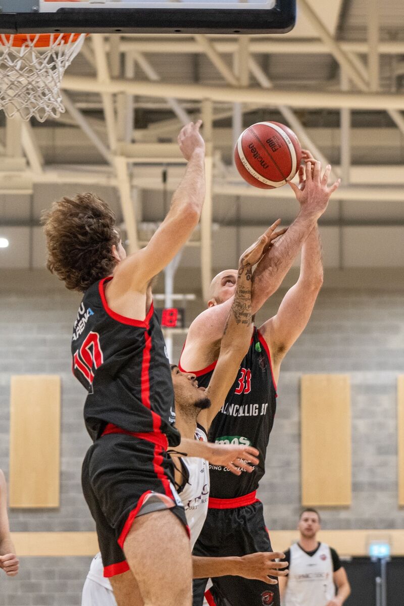 Ballincollig’s Keelan Cairns blocks Éanna’s Mikah Blackwell as he drives toward the basket. Picture: Chani Anderson.