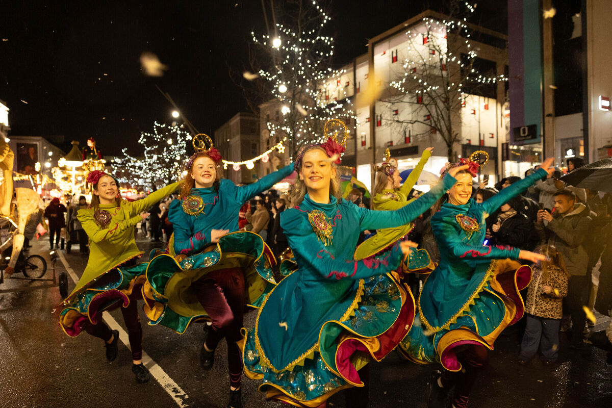 LUXe Street Theatre performing on Patrick St.