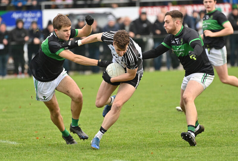  Seán O'Hanlon, Donoughmore breaking between Nemo Rangers players Gavin Barrett and Dave Callanan. Picture: Dan Linehan