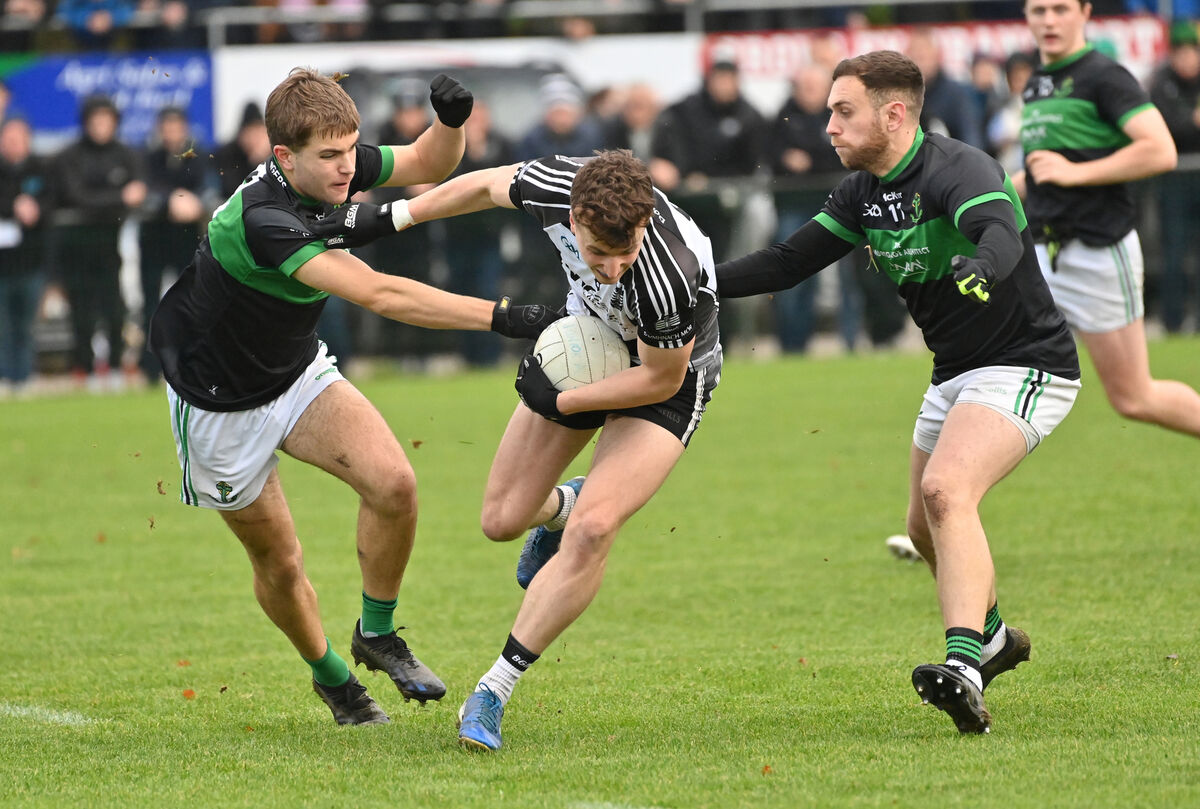  Seán O'Hanlon, Donoughmore breaking between Nemo Rangers players Gavin Barrett and Dave Callanan. Picture: Dan Linehan