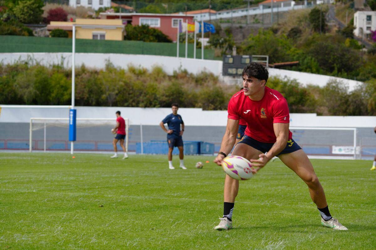  In the Canary Islands, Spanish players run on natural grass and finish the day with sunlight still high over the horizon.