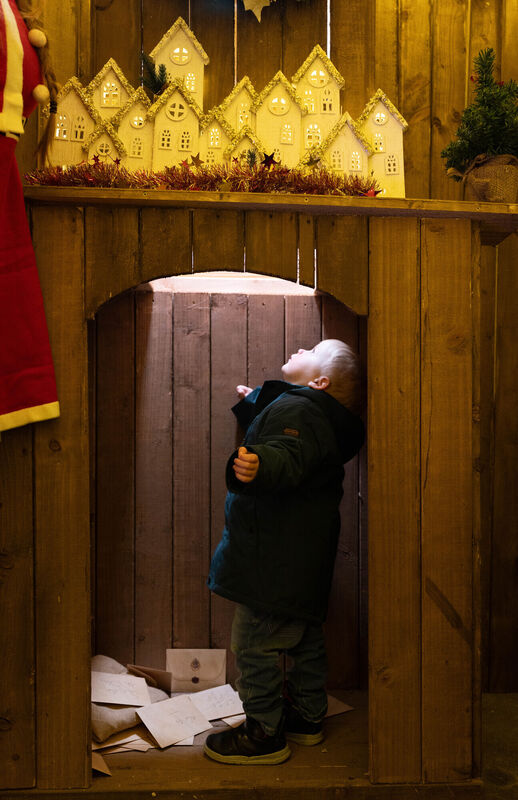 Cuan Corcoran, Carrigaline looking up the chimney at Santa's Magical Market - the Big Freeze.  Picture: Darragh Kane