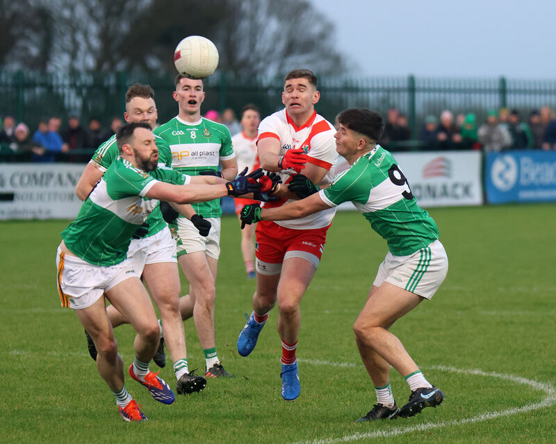 Aghabullogue players battle for the ball. Picture: Brendan Gleeson