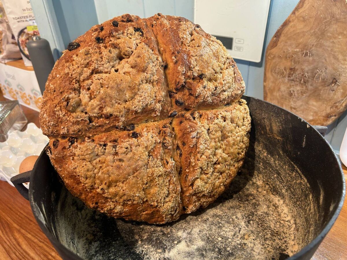  In the countryside, a special sweet cake was baked in the round bastible pot for the New Year's Eve task. 