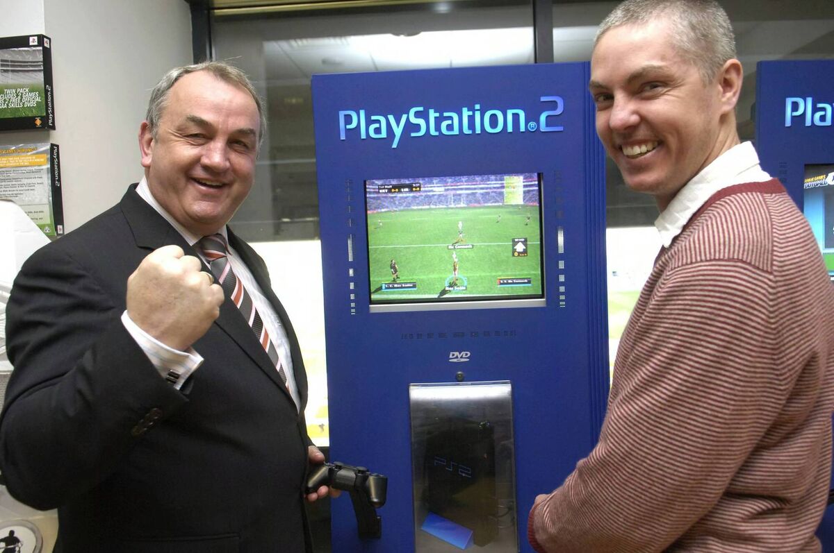 GAA President Nickey Brennan with Justin Halliday of IR Gurus at the launch of Gaelic Games: Hurling in 2007. Picture: Brian Lawless/Sportsfile