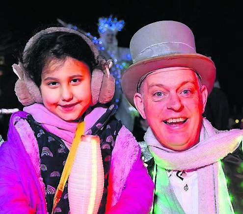 Aiya Tohamy, 5, Bishopstown, with Paul from Wobbly Circus, at the switching on of the lights on the crib at The Lough. Picture: Michael O’Sullivan
                    