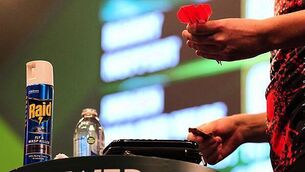 Jurjen van der Velde comes prepared for battle with Ally Pally wasp Jurjen van der Velde comes prepared for battle with Ally Pally wasp