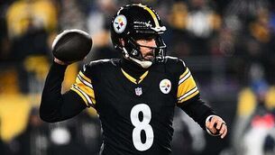 Aaron Rodgers throws late touchdown pass to send Steelers into play-offs