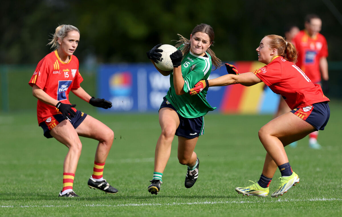 Aoife Rodgers and Orlaith Cahalane of Éire Óg in action against Brianna Smith of Aghada. Picture: Jim Coughlan Aoife Rodgers and Orlaith Cahalane of Éire Óg in action against Brianna Smith of Aghada. Picture: Jim Coughlan
