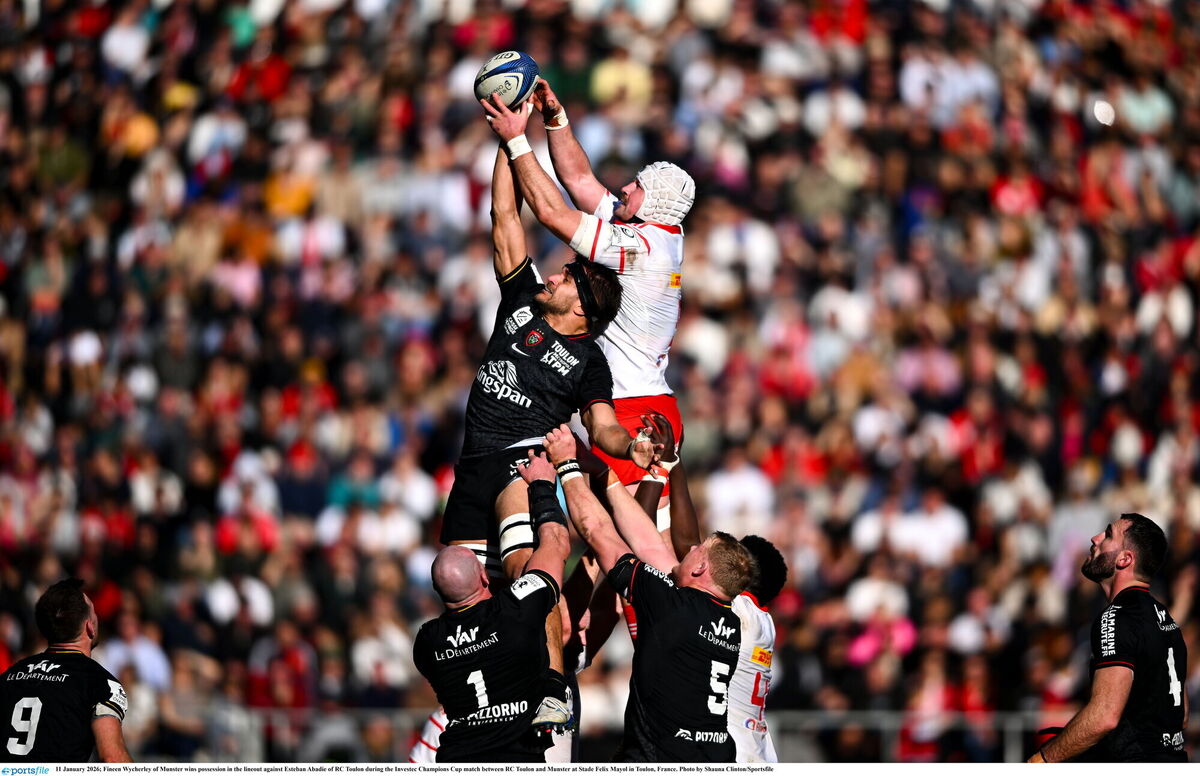 Fineen Wycherley of Munster wins possession in the lineout against Esteban Abadie of RC Toulon during the Investec Champions Cup match between RC Toulon and Munster at Stade Felix Mayol in Toulon, France. Photo by Shauna Clinton/Sportsfile