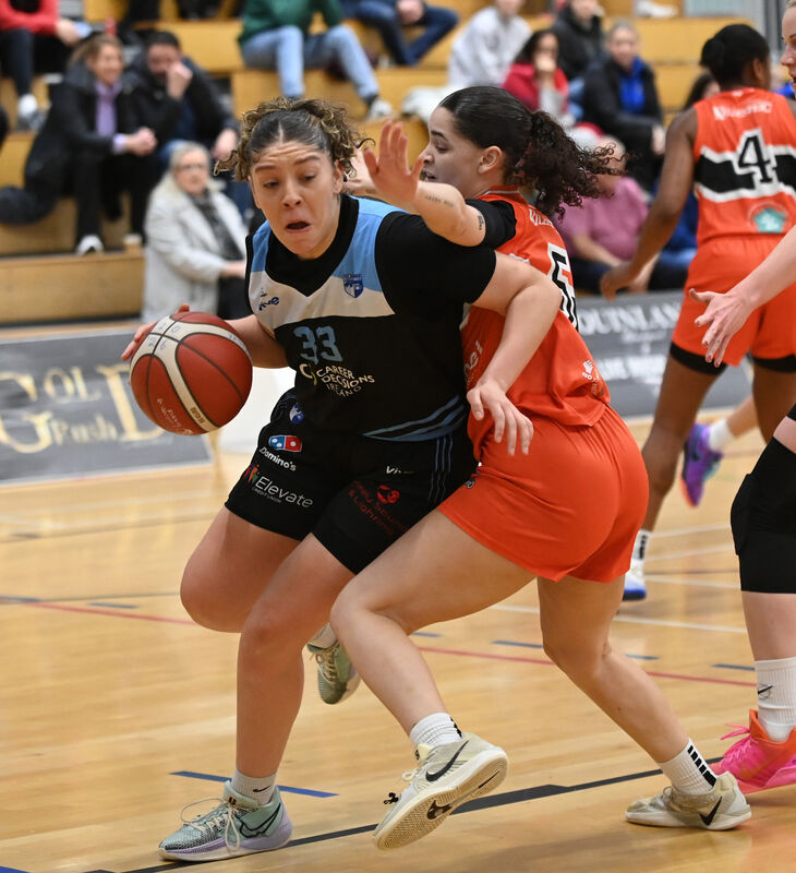 UCC Glanmire's Viane Comber breaks between Killester's Leilani Turner during the Women's Super League at The Mardyke Arena. Picture; Eddie O'Hare