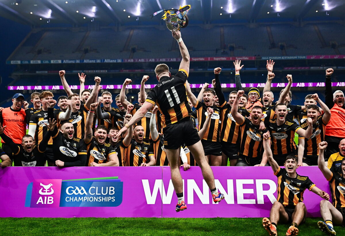 Philip Wall celebrates with team-mates and backroom members. Picture: Piaras Ó Mídheach/Sportsfile