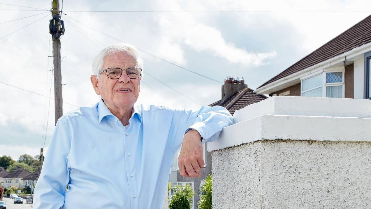 Tributes paid to ‘outstanding educator, singer, and entertainer’ Seán Ó Sé