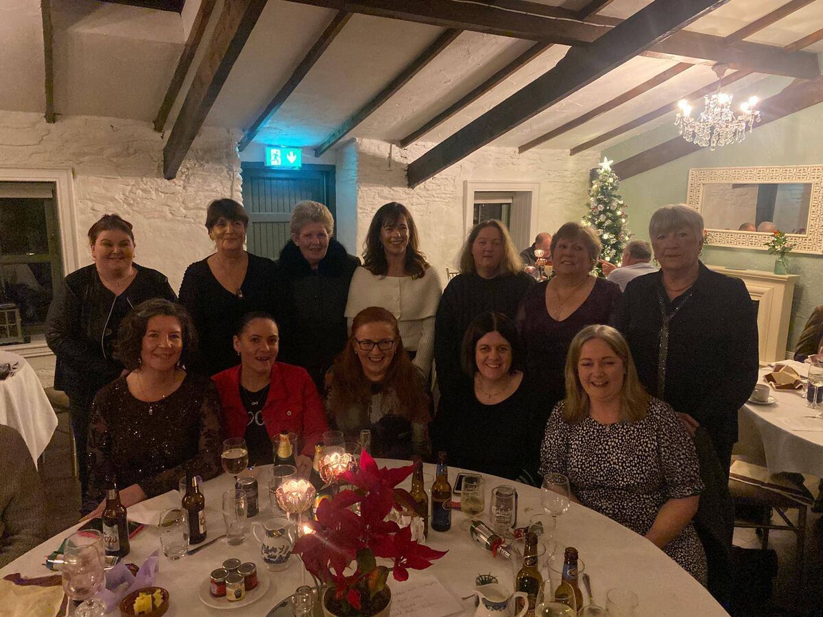 Oibrithe ón Ionad Lae i mBaile Mhúirne agus Cuan Barra i mBéal Átha'n Ghaorthaidh a d'fhreastail ar an ocáid sa Mhuileann.  Ullmhaíonn siad na céadta béilí gach seachtain le dáileadh ar aosaigh agus daoine eile sa cheantar. Griangrafanna: Mairéad Ní Thuama