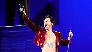 Harry Styles reenacts Dirty Dancing lift in newly released music video