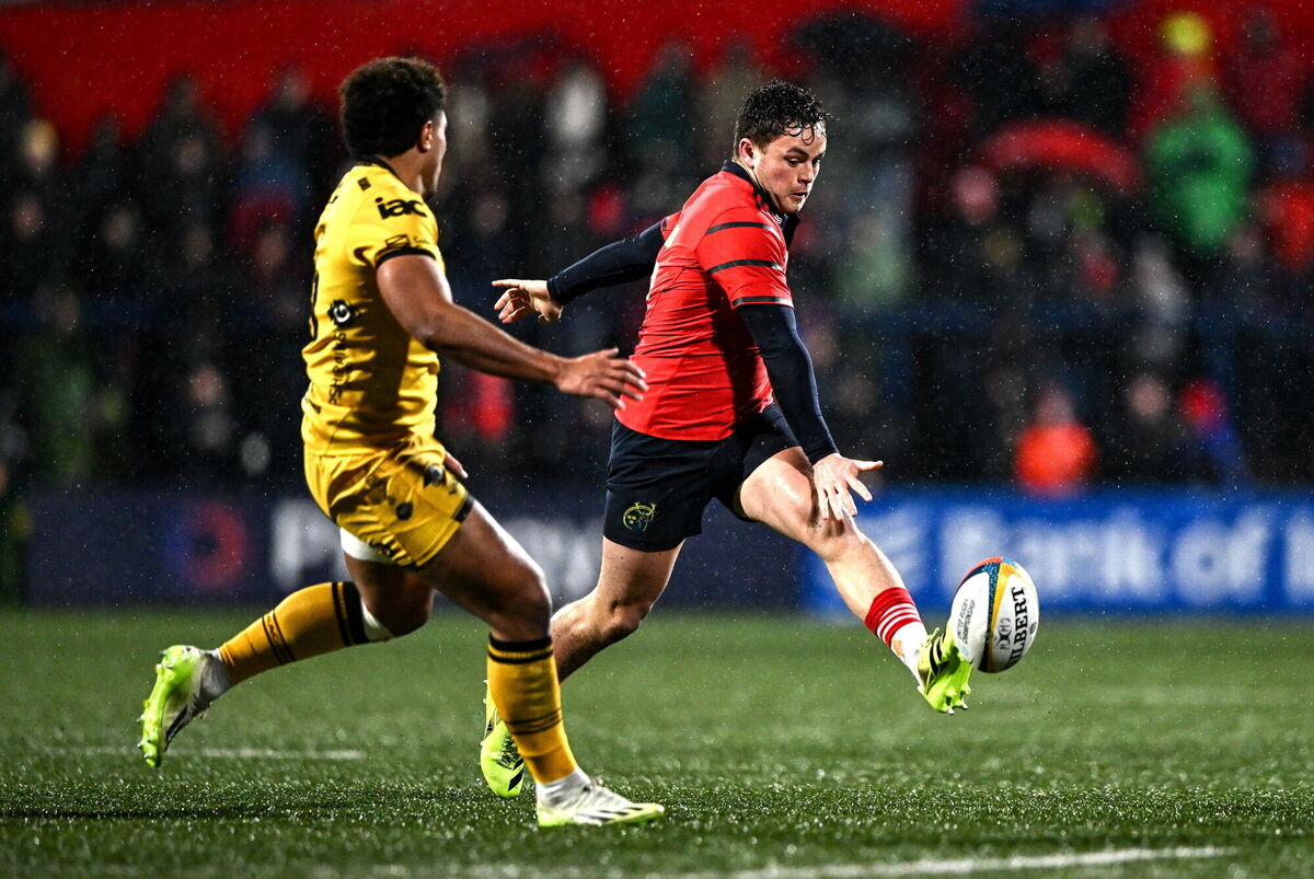 JJ Hanrahan of Munster kicks under pressure from Fine Inisi of Dragons. Picture: Ben McShane/Sportsfile JJ Hanrahan of Munster kicks under pressure from Fine Inisi of Dragons. Picture: Ben McShane/Sportsfile