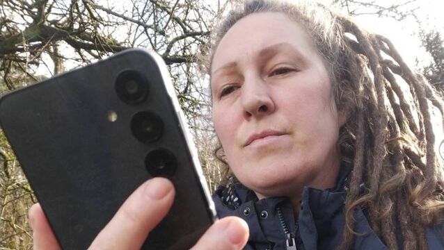 <p class="contextmenu internal_Caption">Sarah Roberts, who is trying to shake her addiction to devices </p>