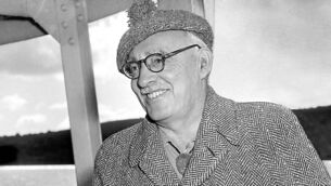 <p class="contextmenu internal_Caption">PROUD SON OF CORK: Frank O’Connor at Cobh upon his return from the USA in 1961.</p>