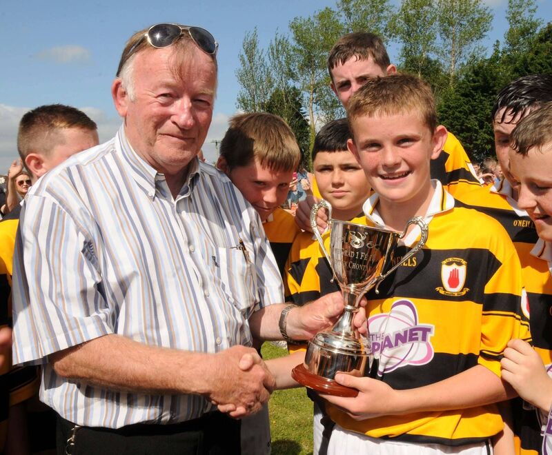The late Jim Forbes presents the Premier 1 U13 title to Na Piarsaig captain Daire Connery after beating Midleton in 2013. Picture: George Hatchell