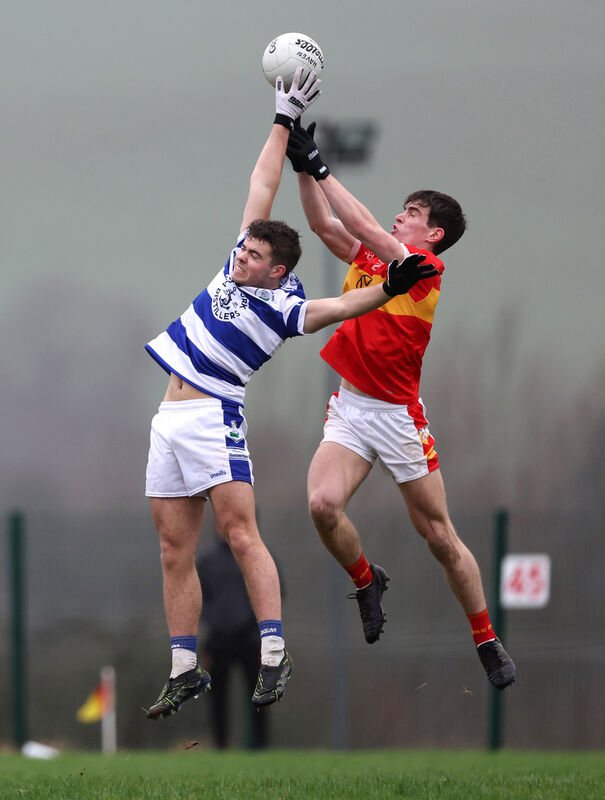 Éire Óg's Cillian Murphy goes high with Danny O'Donovan of Castlehaven. Picture: Jim Coughlan